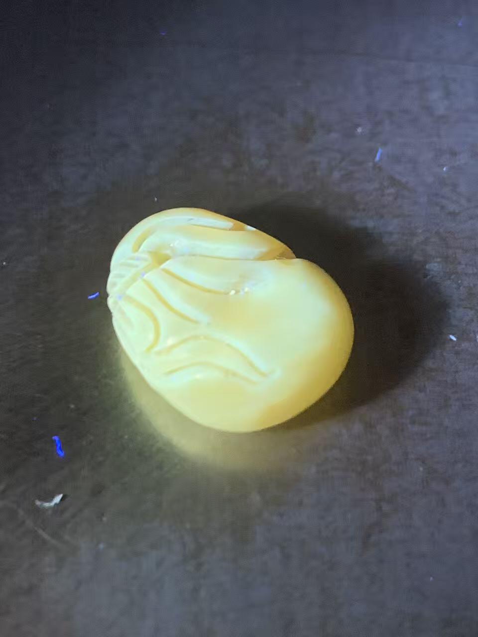 精美天然蜜蜡雕钱袋小吊坠一个，