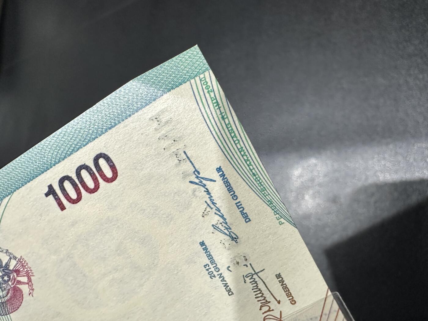 《外钞收藏家》第六百零一期（畅拍场）（本平台长期征集拍品、欢迎藏友们联系合作） 印度尼西亚上一版本8张一套（1千-10万卢比，其中1万两个版本，含05年首发年份）	UNC 1000面额 角轻微软折