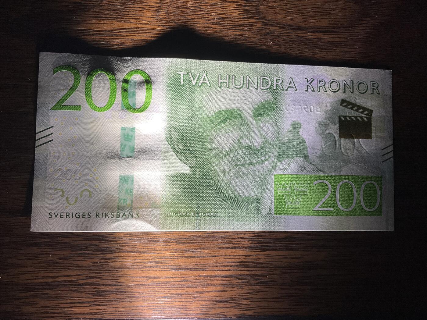 【礼羽收藏】🌏世界钱币拍卖第119期 瑞典200克朗2015首年首发B冠，刀拆绝品。无347干净漂亮的靓号。稀少面值币种量小市面能见到基本都带347号码不佳，配套必备错失美号拍大腿