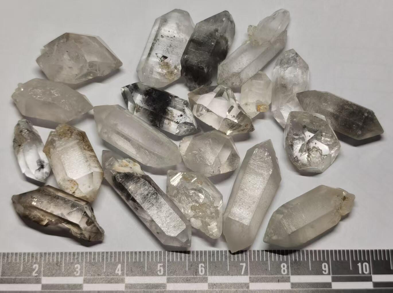 七河·世界钱币杂件水晶矿标小拍（总第33期） 藏家出品的X705（5）云贵闪灵水晶原石 多品种一组共20颗