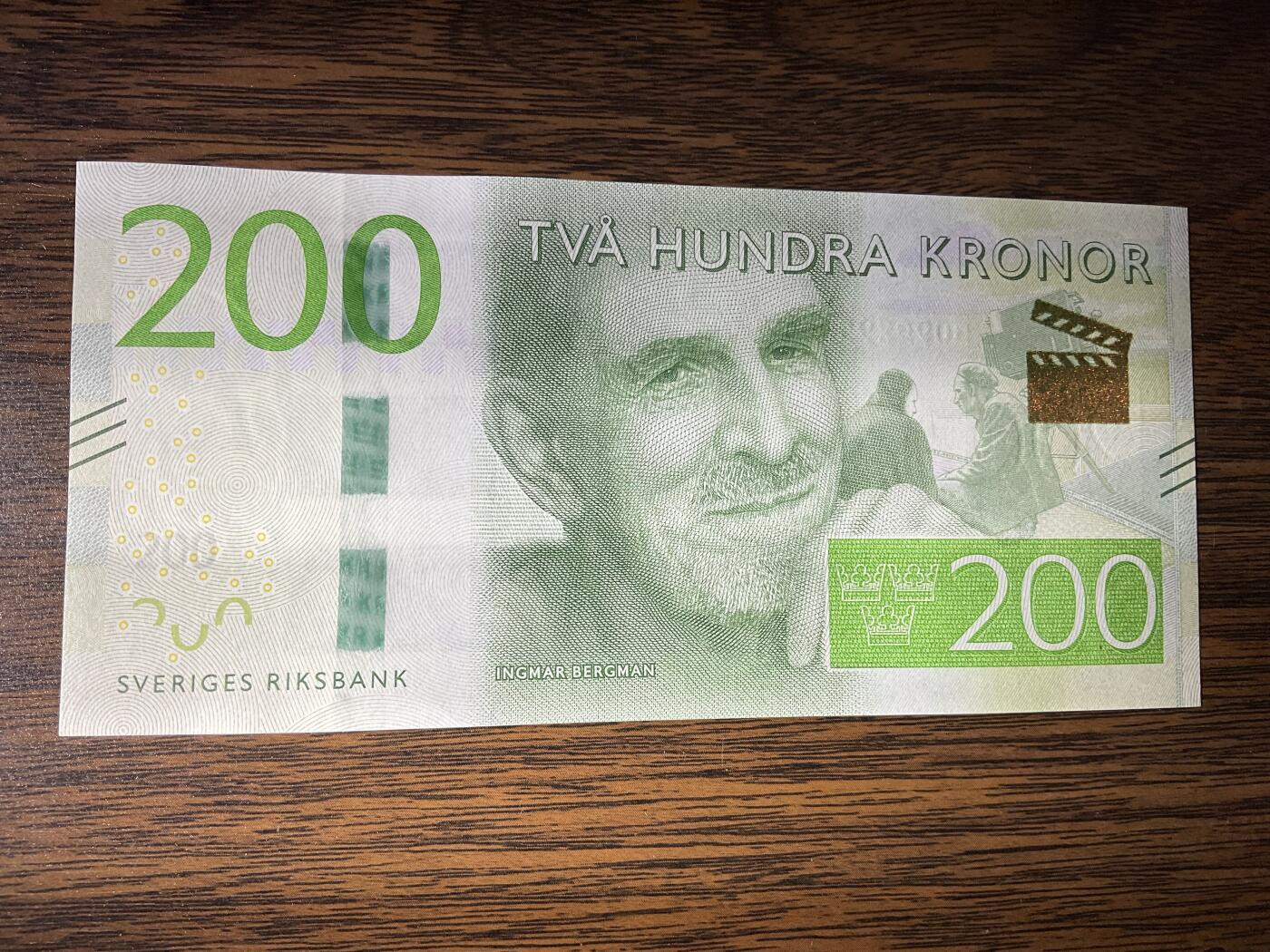 【礼羽收藏】🌏世界钱币拍卖第119期 瑞典200克朗2015首年首发B冠，刀拆绝品。无347干净漂亮的靓号。稀少面值币种量小市面能见到基本都带347号码不佳，配套必备错失美号拍大腿