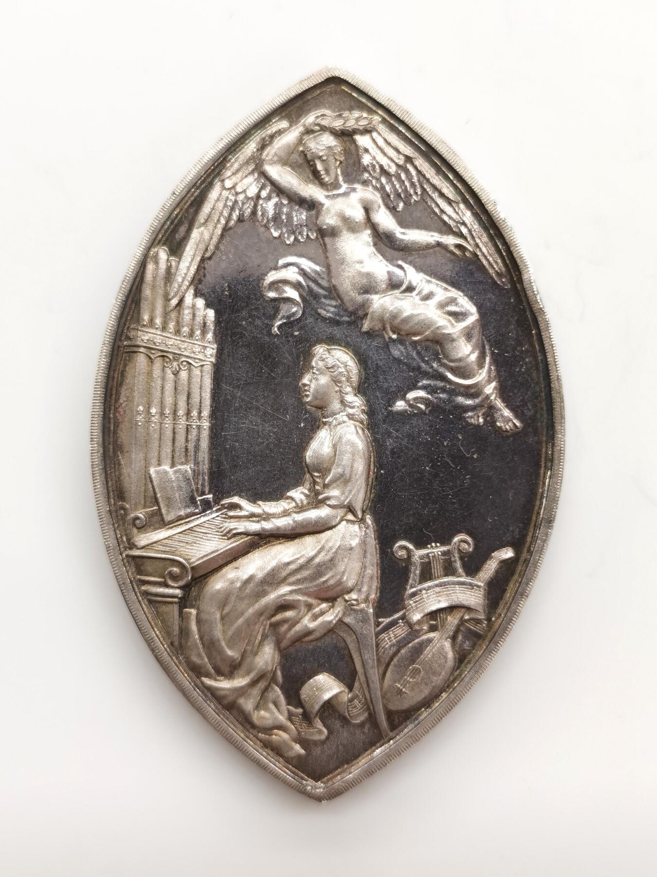 博洋堂世界钱币拍卖第156期（全场包邮） 1923年英国格拉斯哥城市音乐奖异形大银章，尺寸62 × 40mm，重56.2g，彩虹包浆，品相良好，背面一处小磕碰，带原盒