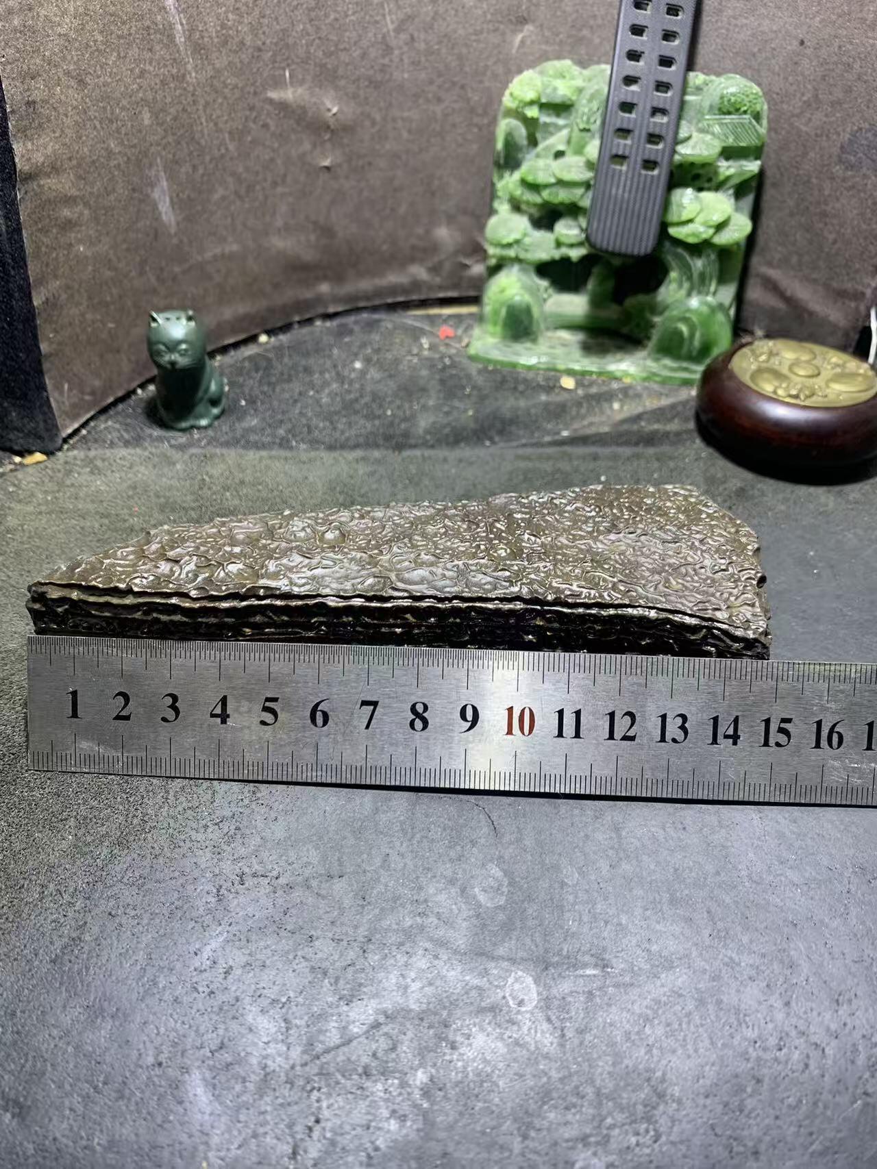 精美新疆满龙纹泥石方形原石把件（镇纸，摆件） 一块，