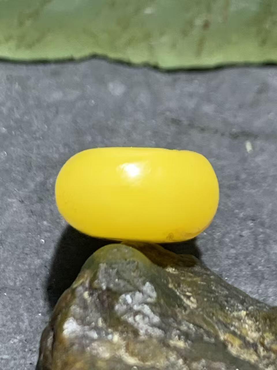 精美天然蜜蜡雕钱袋小吊坠一个，