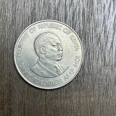 【铜匠收藏】★第137场★散币场。不寄存，30包邮。不满30元，支付5元运费。《接受代拍 代送NGC评级》 - 14【无寄存】1980 肯尼亚 有字版 1先令