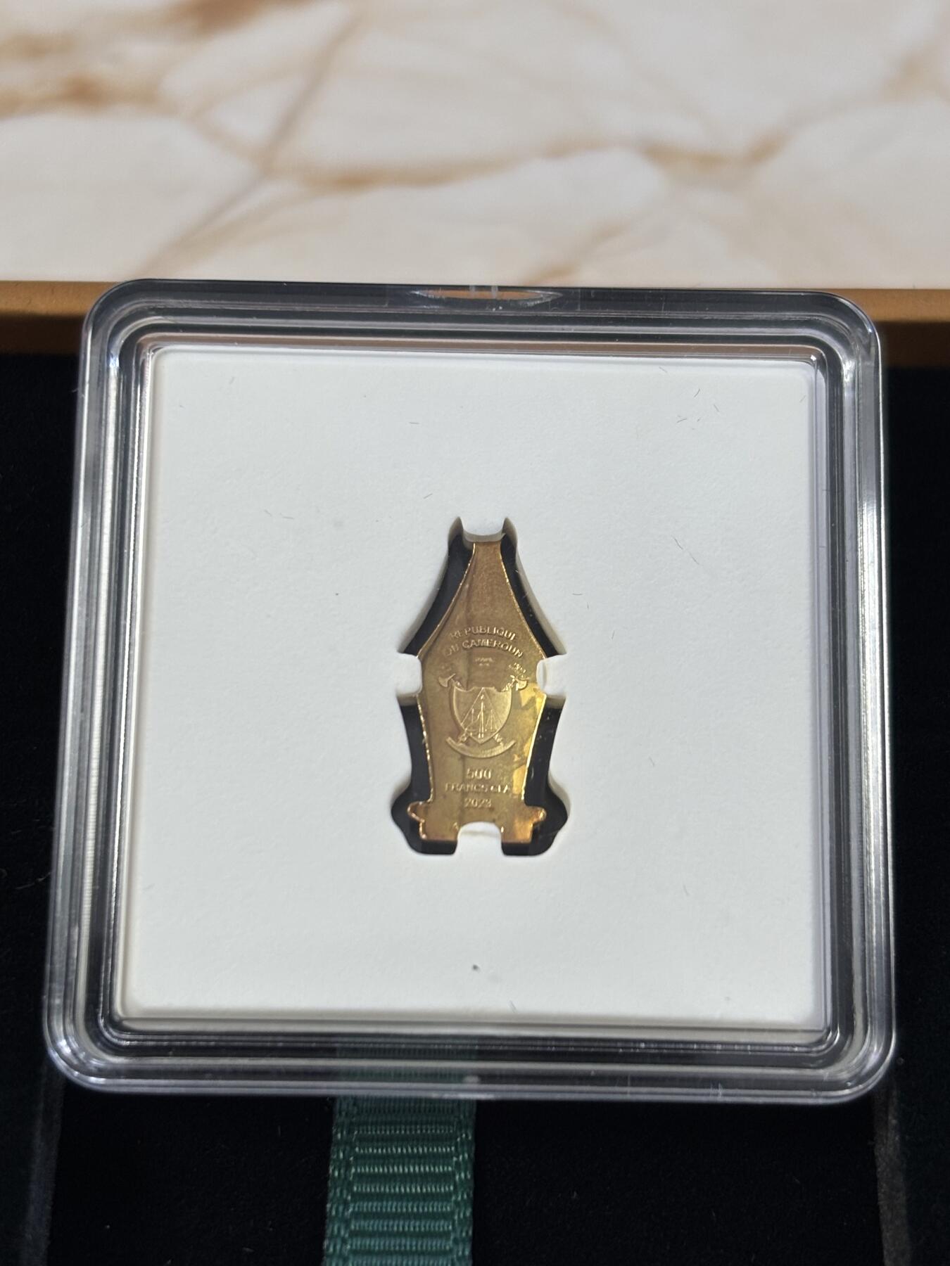 第187期拍卖 喀麦隆2023年笔尖爱情1克异形凹凸双面镀金银币，999银镀金，发行999枚，有氧化