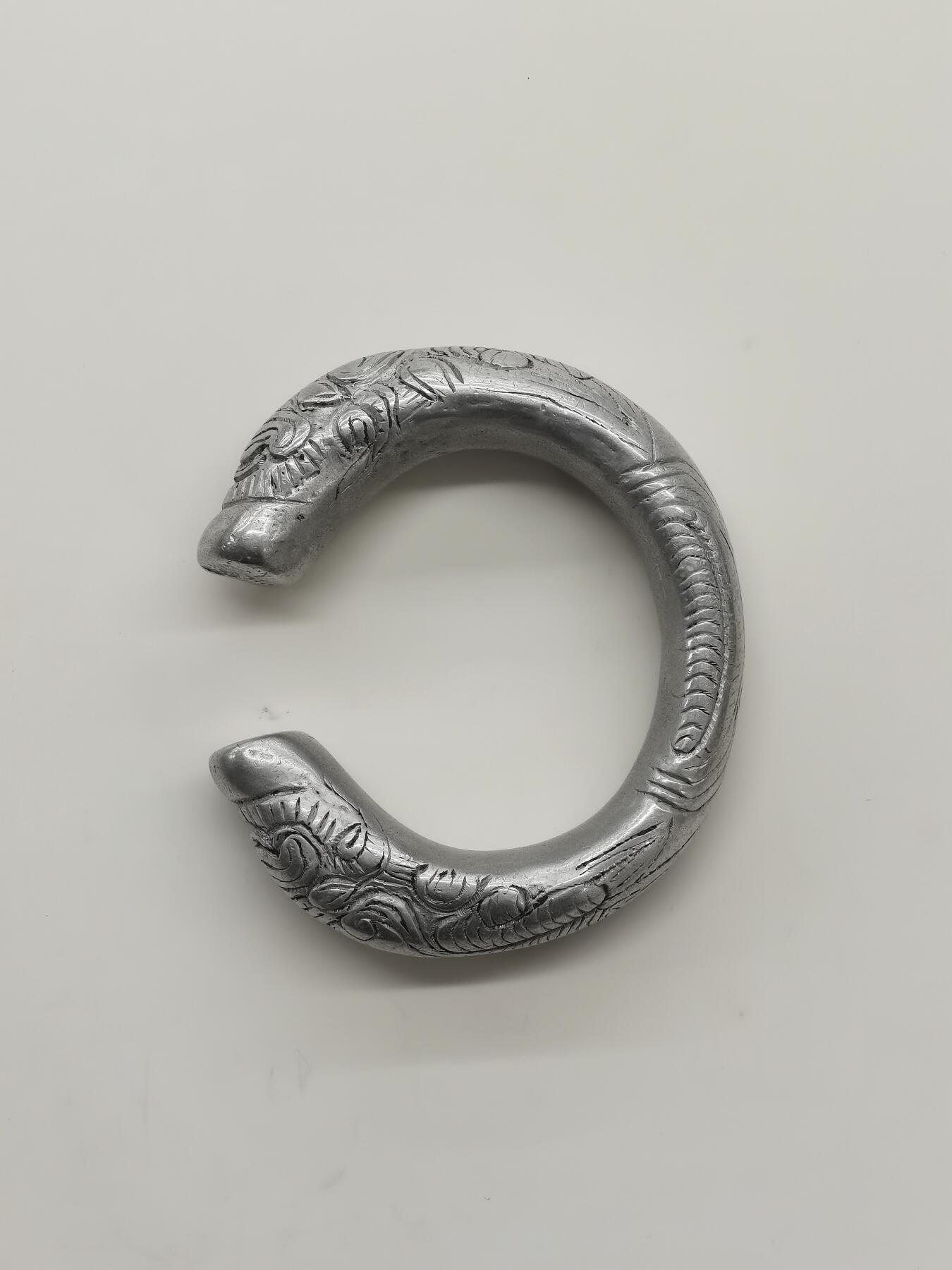 博洋堂世界钱币拍卖第156期（全场包邮） 民国苗族手镯，107克，材质不明