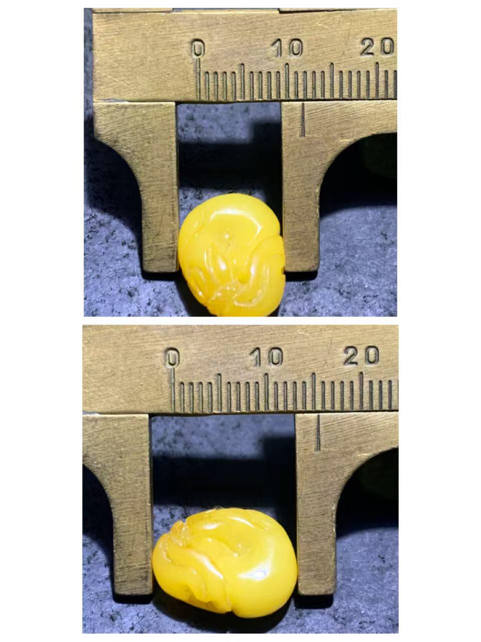 精美天然蜜蜡雕钱袋小吊坠一个，