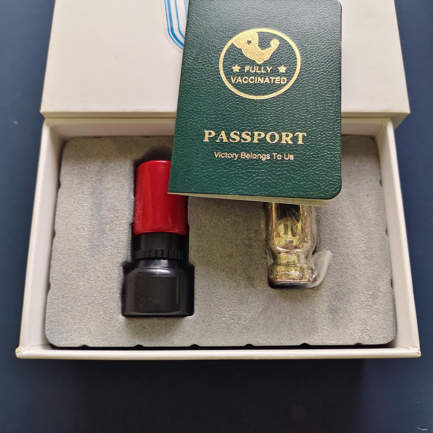 【全场包邮】纯粹捡漏拍493场 斐济2021年1元新冠疫苗疫苗瓶异形纪念币-盒证全-原封