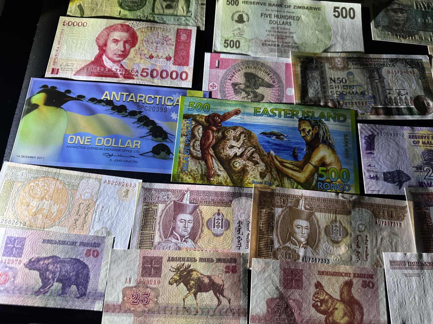 《外钞收藏家》第六百零一期（畅拍场）（本平台长期征集拍品、欢迎藏友们联系合作） 大几十张精美纸币一起 全新 个别非全新