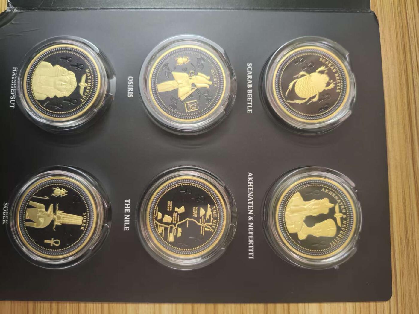 ❤️【币观天下】❤️ 第338期钱币拍卖- 2026.1.9周五晚上6点半场-长期征集拍品 所罗门2024年，古埃及文化系列(3)，(直径45mm)整体镀金、黑色钌化、完整大全套装纪念币(共12枚). 盒证全. 热门，实物超级漂亮. 国外售价500+美元