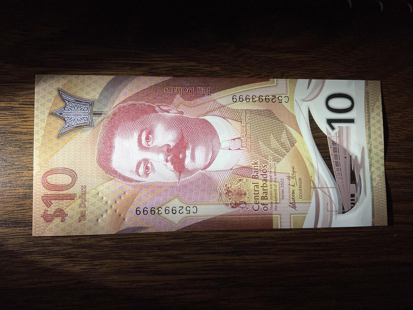 【礼羽收藏】🌏世界钱币拍卖第119期 巴巴多斯10$塑料钞2022首年A版首发C52冠，无47数2豹子999靓号(稀缺币种)绝品