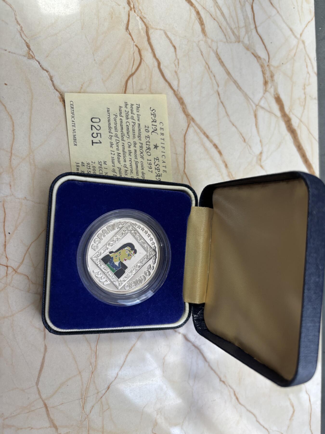 第187期拍卖 西班牙1997年画家毕加索精制彩色纪念加厚银币带盒证书，48克925银，发行500枚，有瑕疵