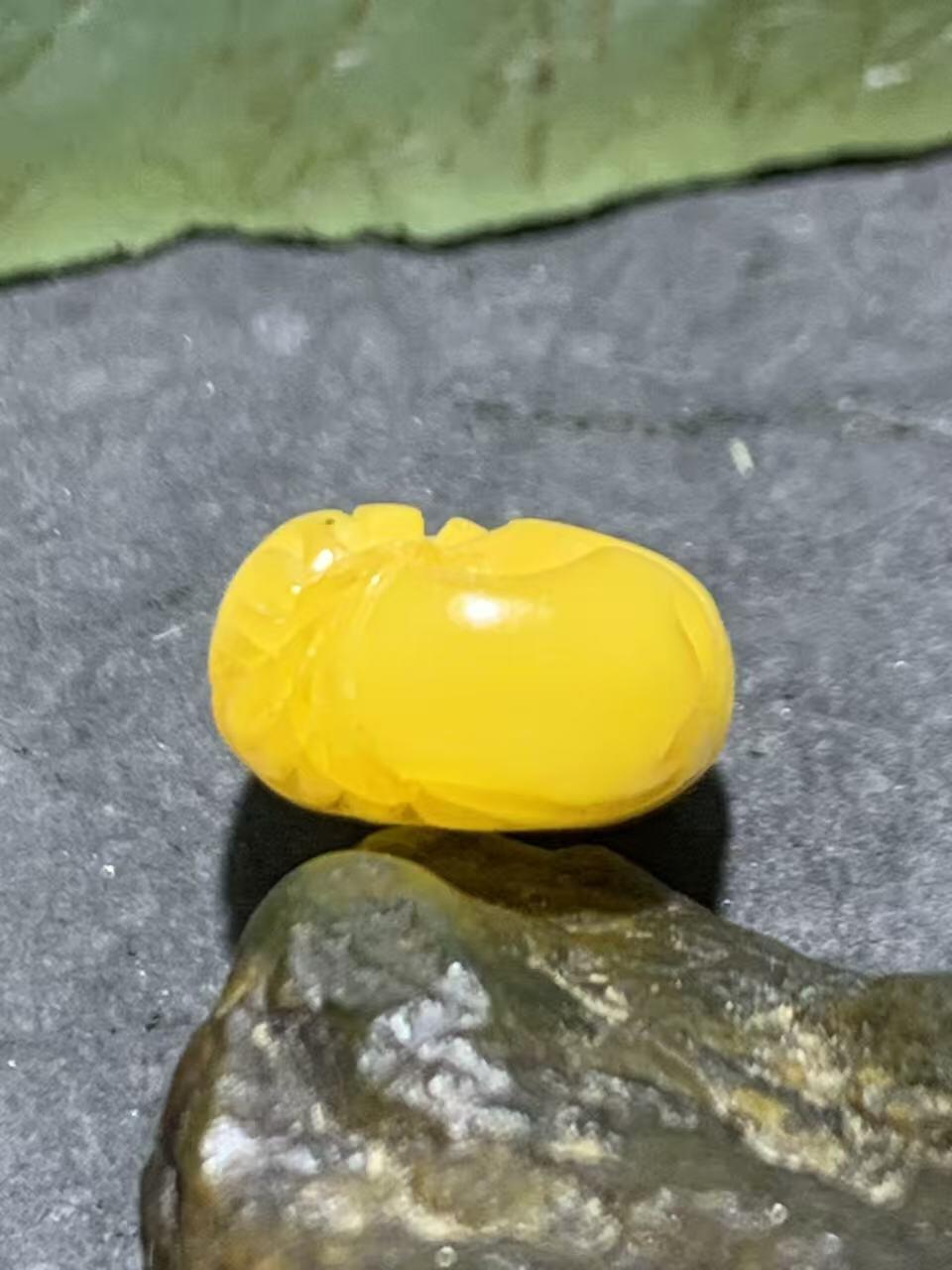 精美天然蜜蜡雕钱袋小吊坠一个，