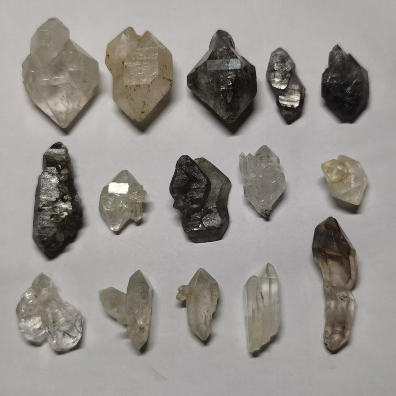 七河·世界钱币杂件水晶矿标小拍（总第33期） 藏家出品 X659（7） 有造型的 多品种云贵闪灵水晶 一组15件