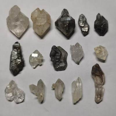 七河·世界钱币杂件水晶矿标小拍（总第33期） - 藏家出品 X659（7） 有造型的 多品种云贵闪灵水晶 一组15件