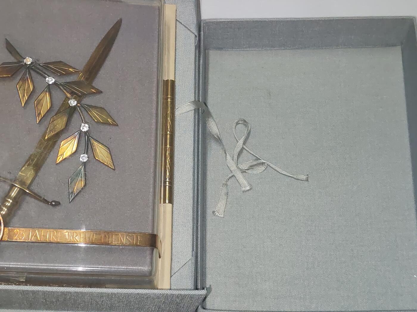 韵星假日拍卖第三十六期 -- Rimey Holidays Auction 36 民主德国士官/军官服役二十五周年纪念 大宝剑 带原盒  塑料未裂