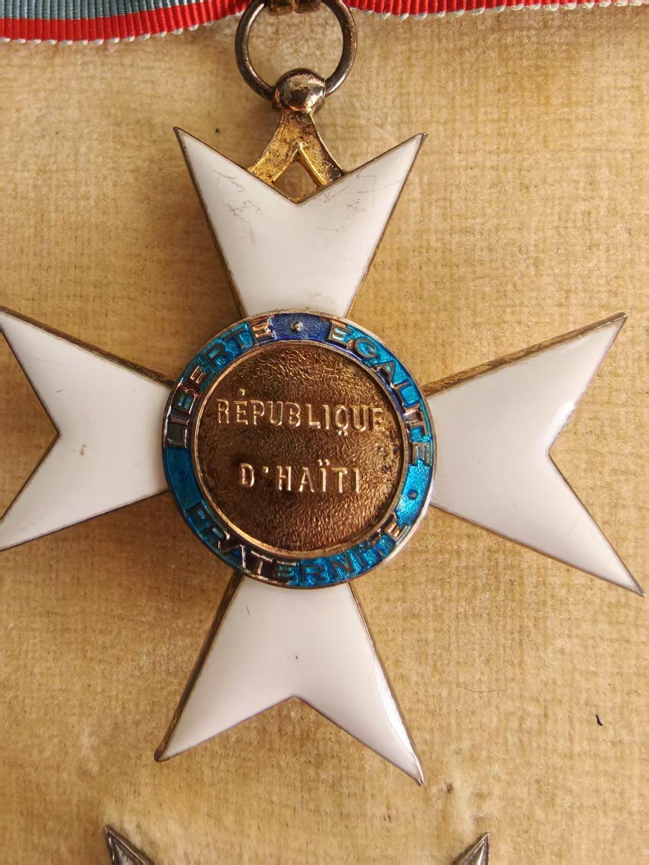 盛世勋华——号角文化勋章邮票专场拍卖第298期 海地共和国大军官级级功勋勋章 吊环和星芒杆带银标 两截短绶带 带原盒 盒子内衬上带法国珠宝商阿瑟贝特朗厂标 海地国家虽不怎么样但勋章都是国外珠宝商定做，工艺很好 古巴革命前生产的勋章工艺也非常好 号角18有专门介绍