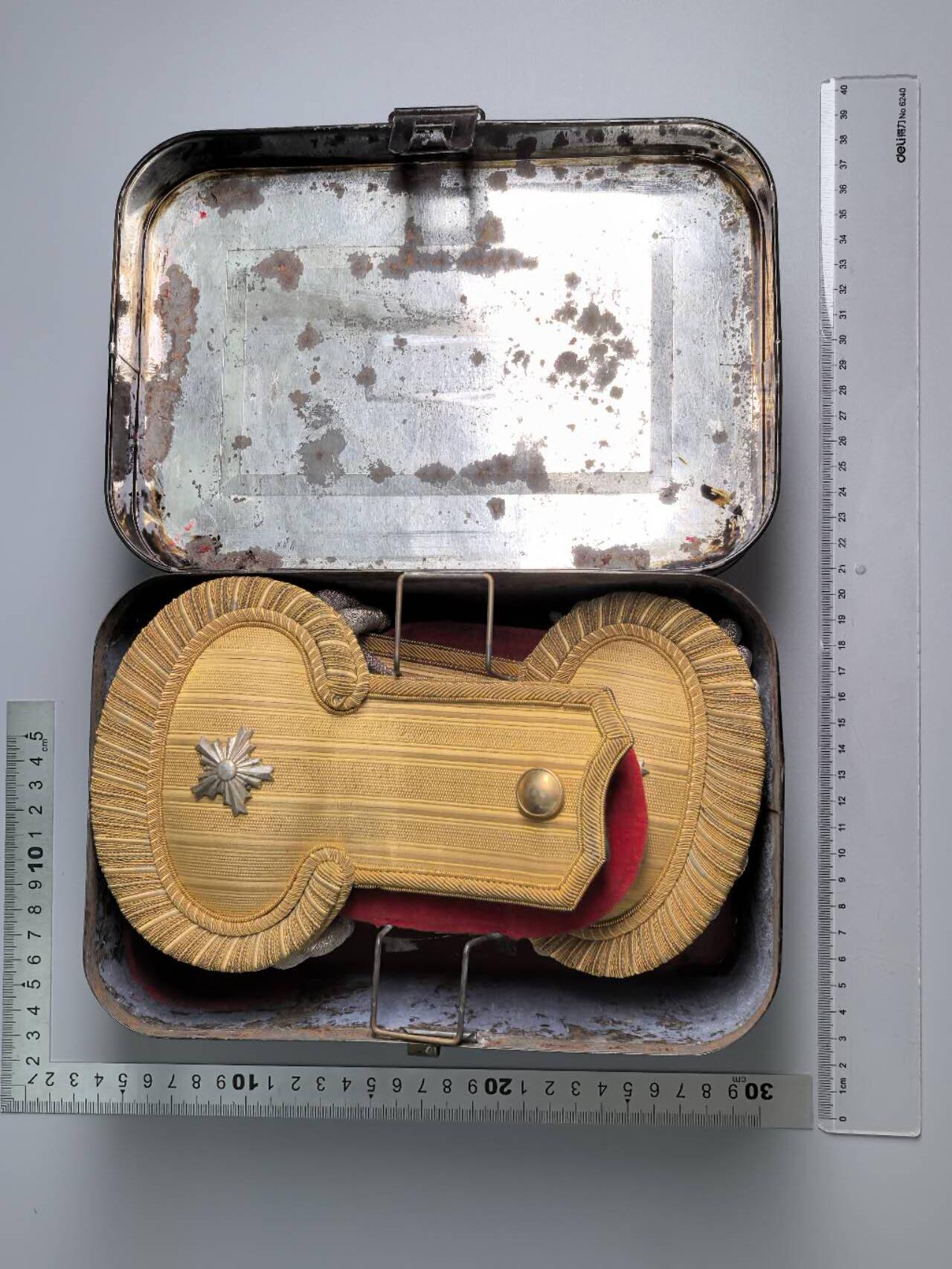 小驴勋章奖章收藏1月10日周六晚六点拍卖（珍爱和平，收藏战争，铭记历史，勿忘国耻，忠党爱国。有偿代拍，送拍规则在简介最后，参拍须阅读规则后再参拍，关系到运费包装发货时效真假辨别等关键信息，拍卖时不再发原图，看大图店主微信码在拍卖店铺介绍里）