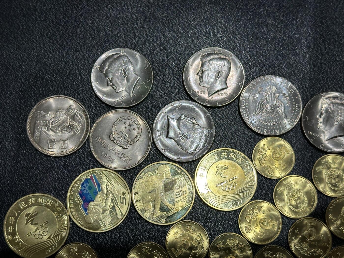 《外钞收藏家》第六百零一期（畅拍场）（本平台长期征集拍品、欢迎藏友们联系合作） 2015年美国半元硬币5枚+1981年长城纪念币2枚+冬奥纪念币4枚+1998年梅花5角50枚一起 都是圆光 基本全新