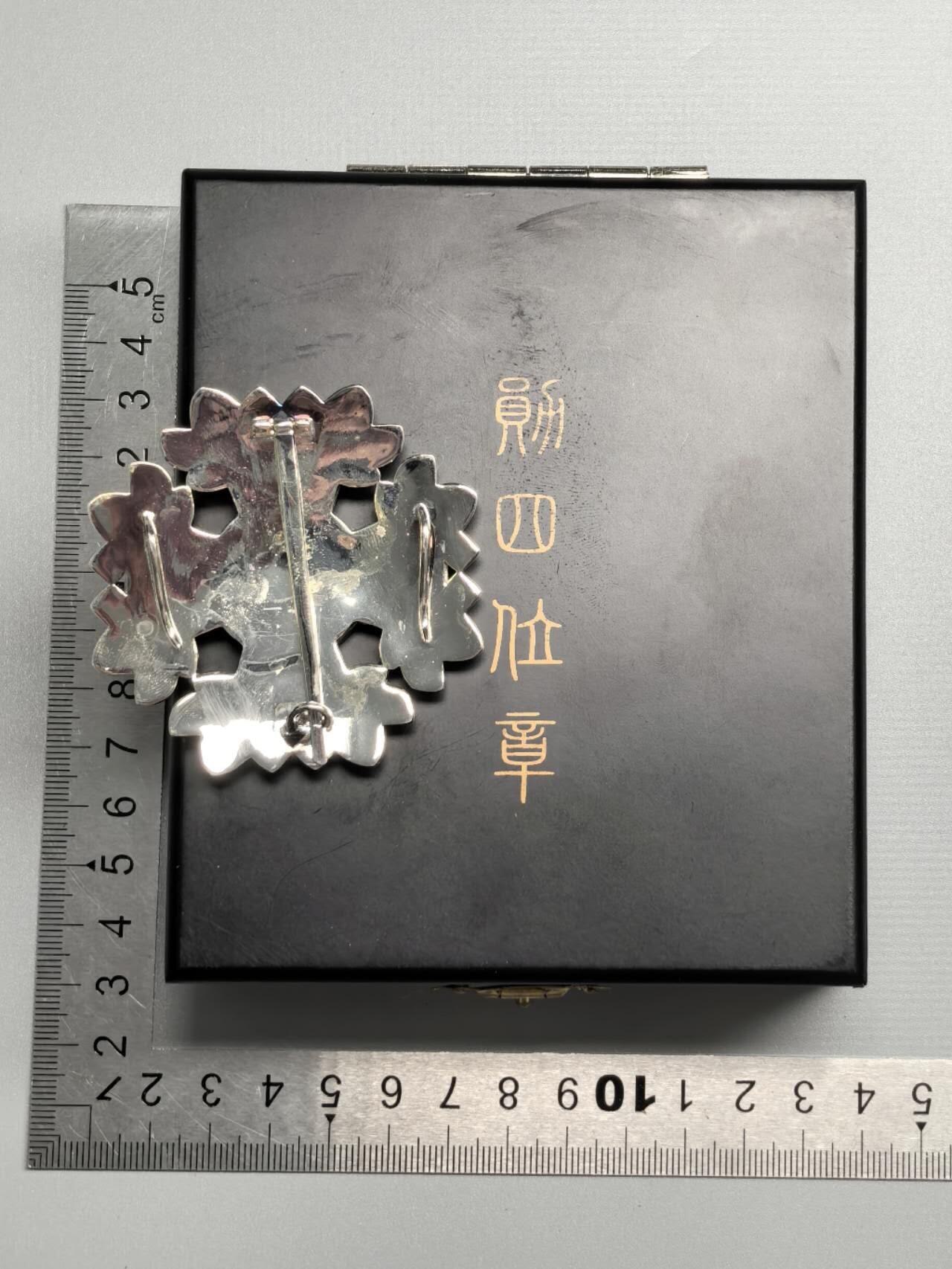 小驴勋章奖章收藏1月10日周六晚六点拍卖（珍爱和平，收藏战争，铭记历史，勿忘国耻，忠党爱国。有偿代拍，送拍规则在简介最后，参拍须阅读规则后再参拍，关系到运费包装发货时效真假辨别等关键信息，拍卖时不再发原图，看大图店主微信码在拍卖店铺介绍里）