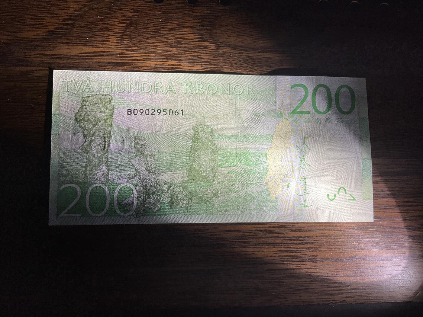 【礼羽收藏】🌏世界钱币拍卖第119期 瑞典200克朗2015首年首发B冠，刀拆绝品。无347干净漂亮的靓号。稀少面值币种量小市面能见到基本都带347号码不佳，配套必备错失美号拍大腿