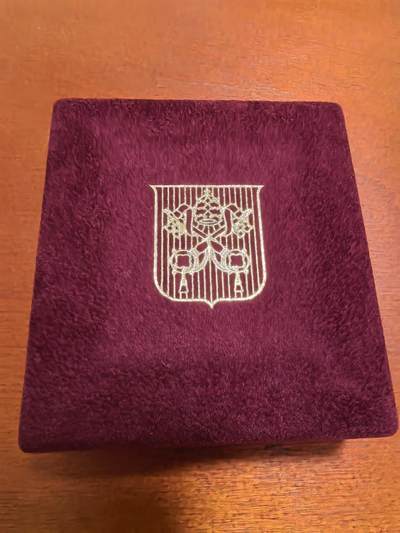 长老汇蛇年精选第九十三场拍卖 - 2004荷兰欧元精制币套币8枚，盒证全，5000套，克书90美金，橡木盒烫刻国徽金属标牌