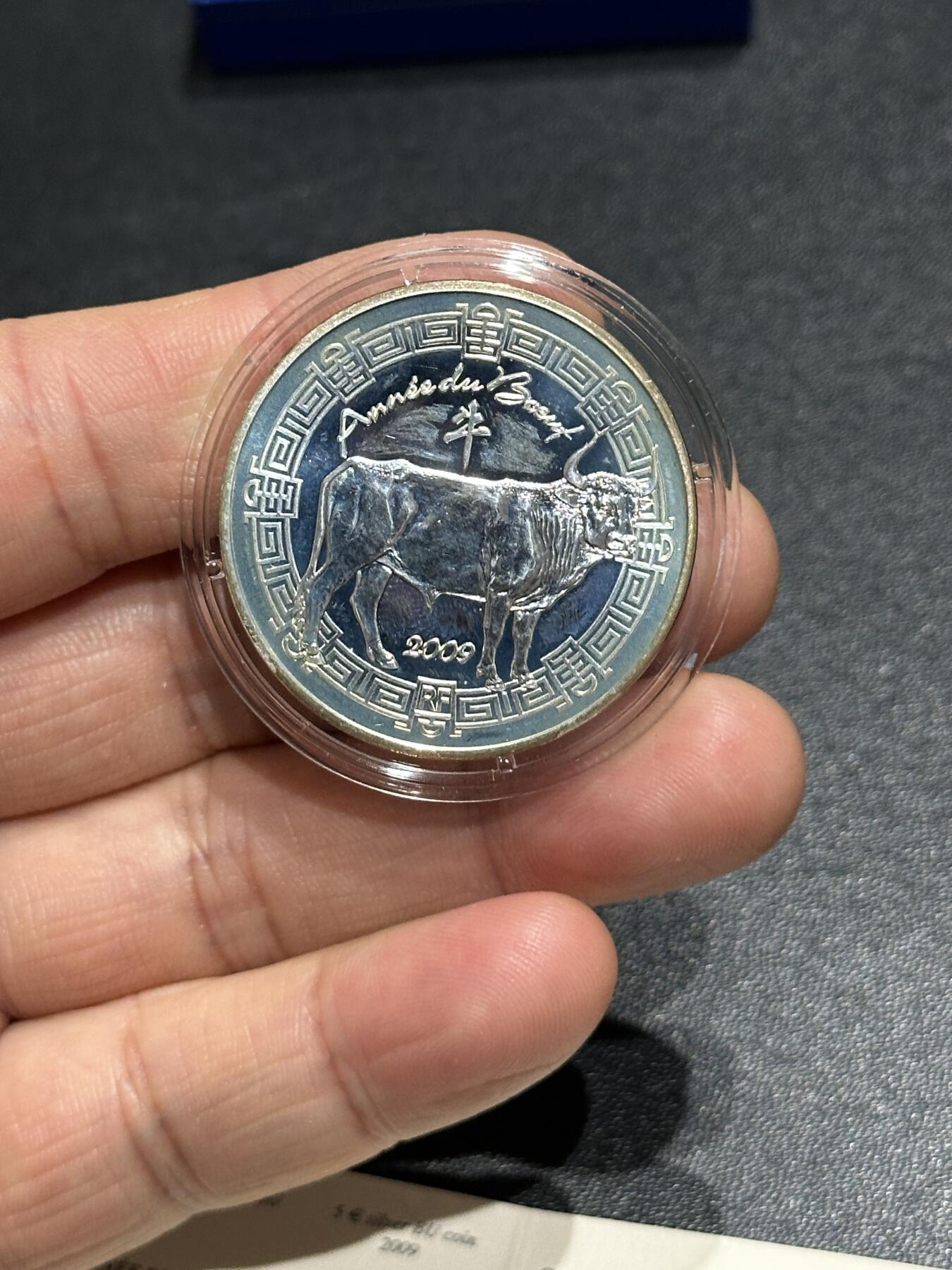 《外钞收藏家》第六百零一期（畅拍场）（本平台长期征集拍品、欢迎藏友们联系合作） 法国2009年中国12生肖牛年5欧精制银币（盒证齐全，发行量仅1万枚，22.2克 90银）