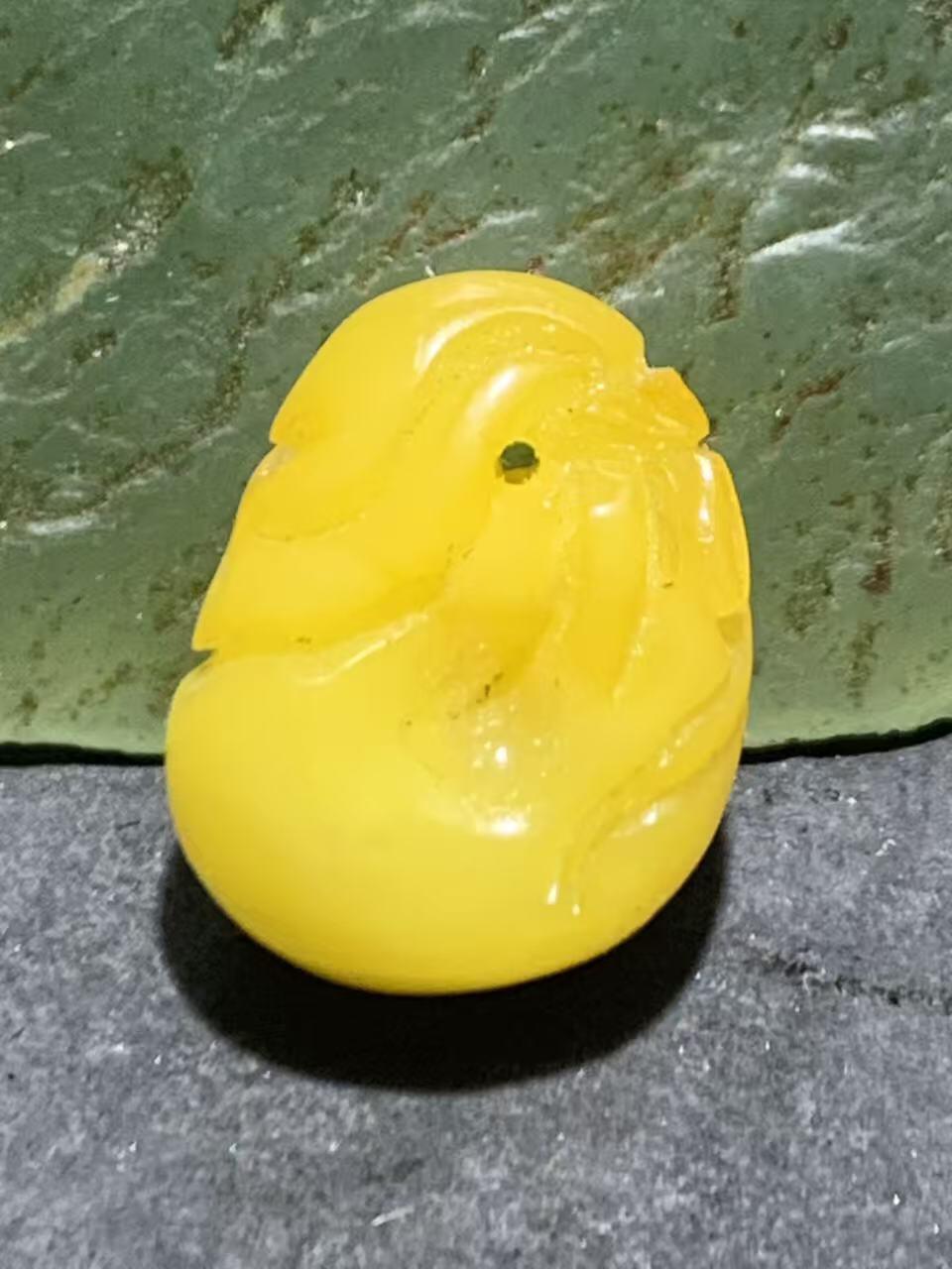 精美天然蜜蜡雕钱袋小吊坠一个，