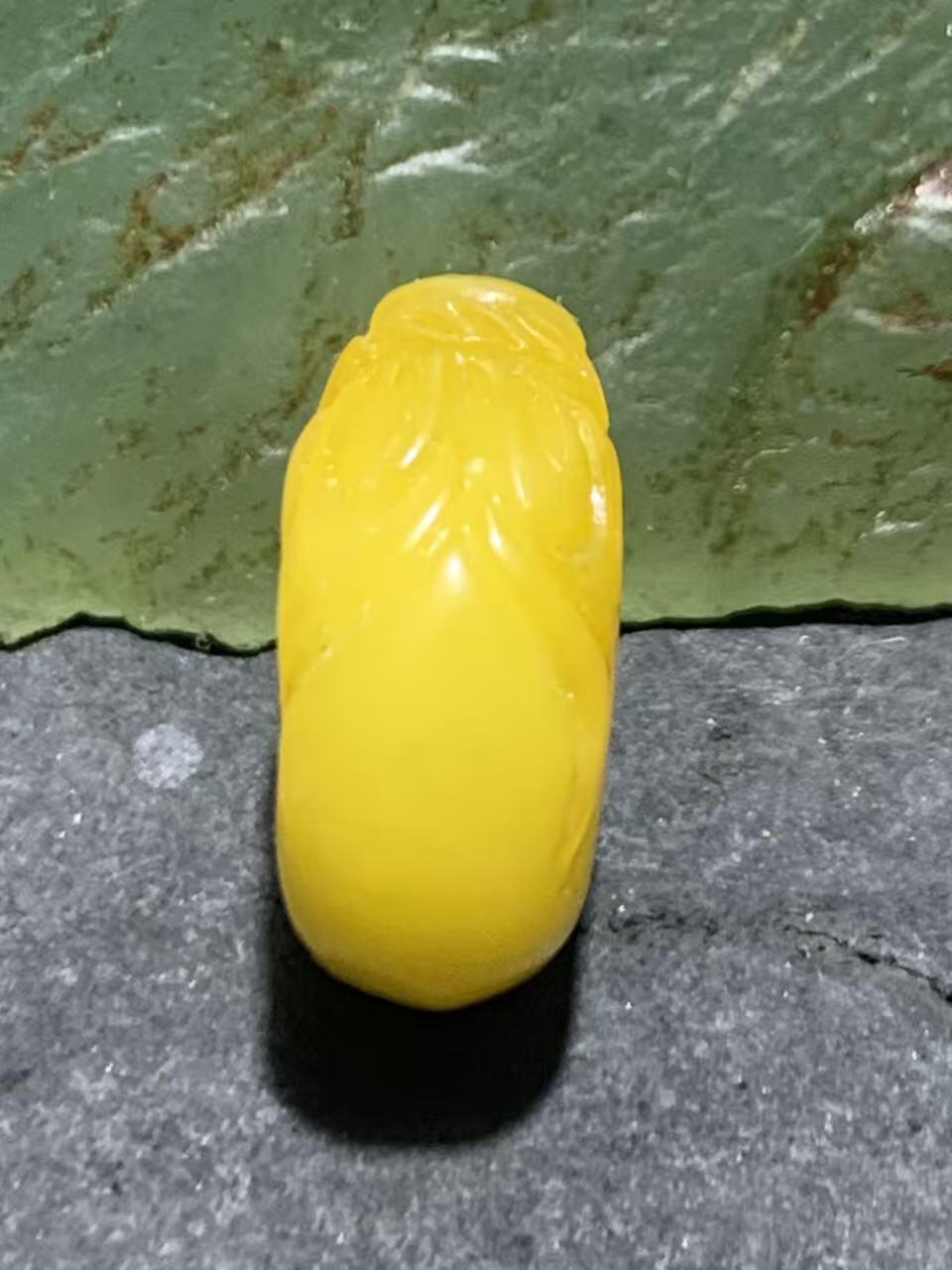 精美天然蜜蜡雕钱袋小吊坠一个，