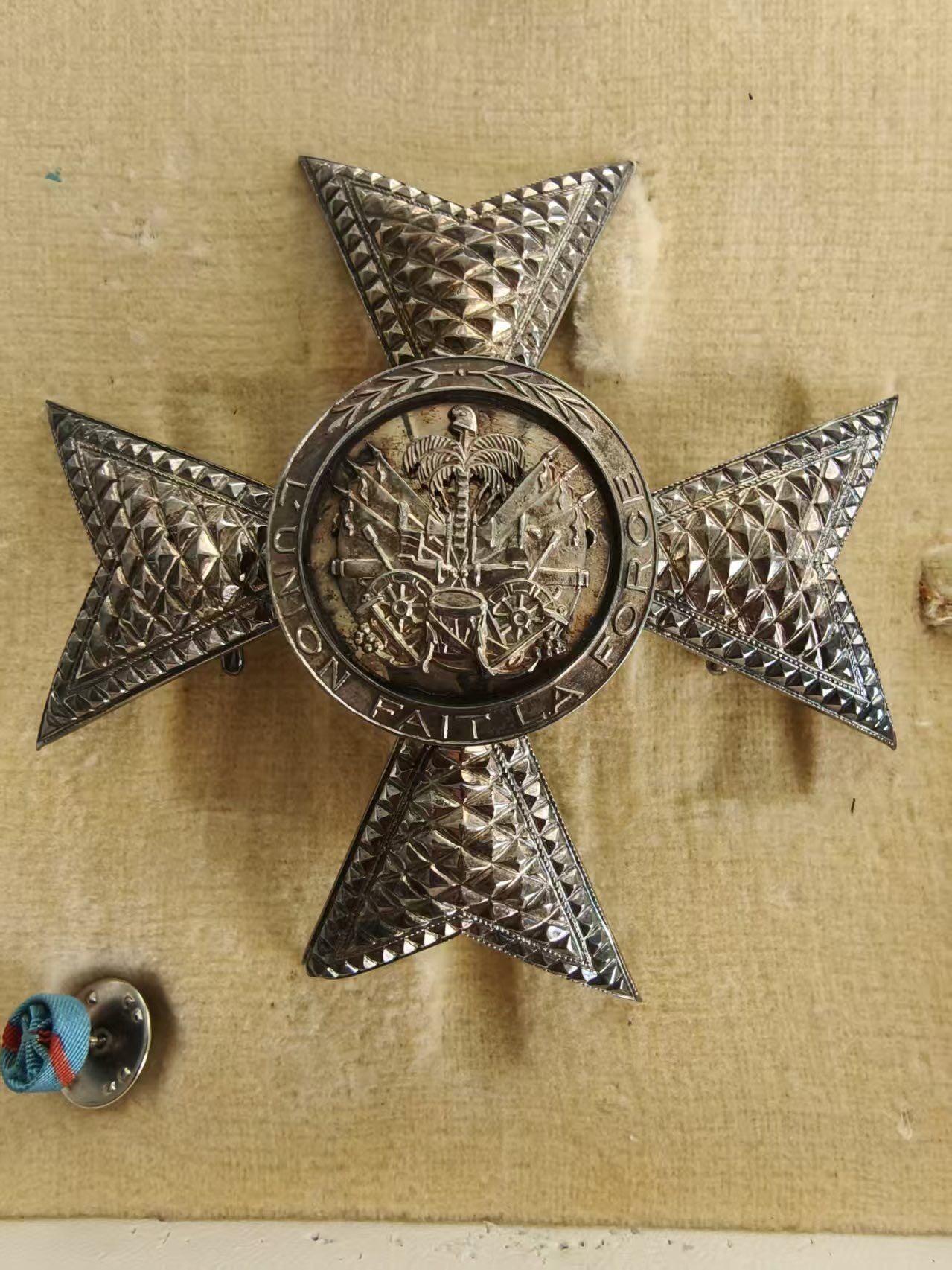 盛世勋华——号角文化勋章邮票专场拍卖第298期 海地共和国大军官级级功勋勋章 吊环和星芒杆带银标 两截短绶带 带原盒 盒子内衬上带法国珠宝商阿瑟贝特朗厂标 海地国家虽不怎么样但勋章都是国外珠宝商定做，工艺很好 古巴革命前生产的勋章工艺也非常好 号角18有专门介绍