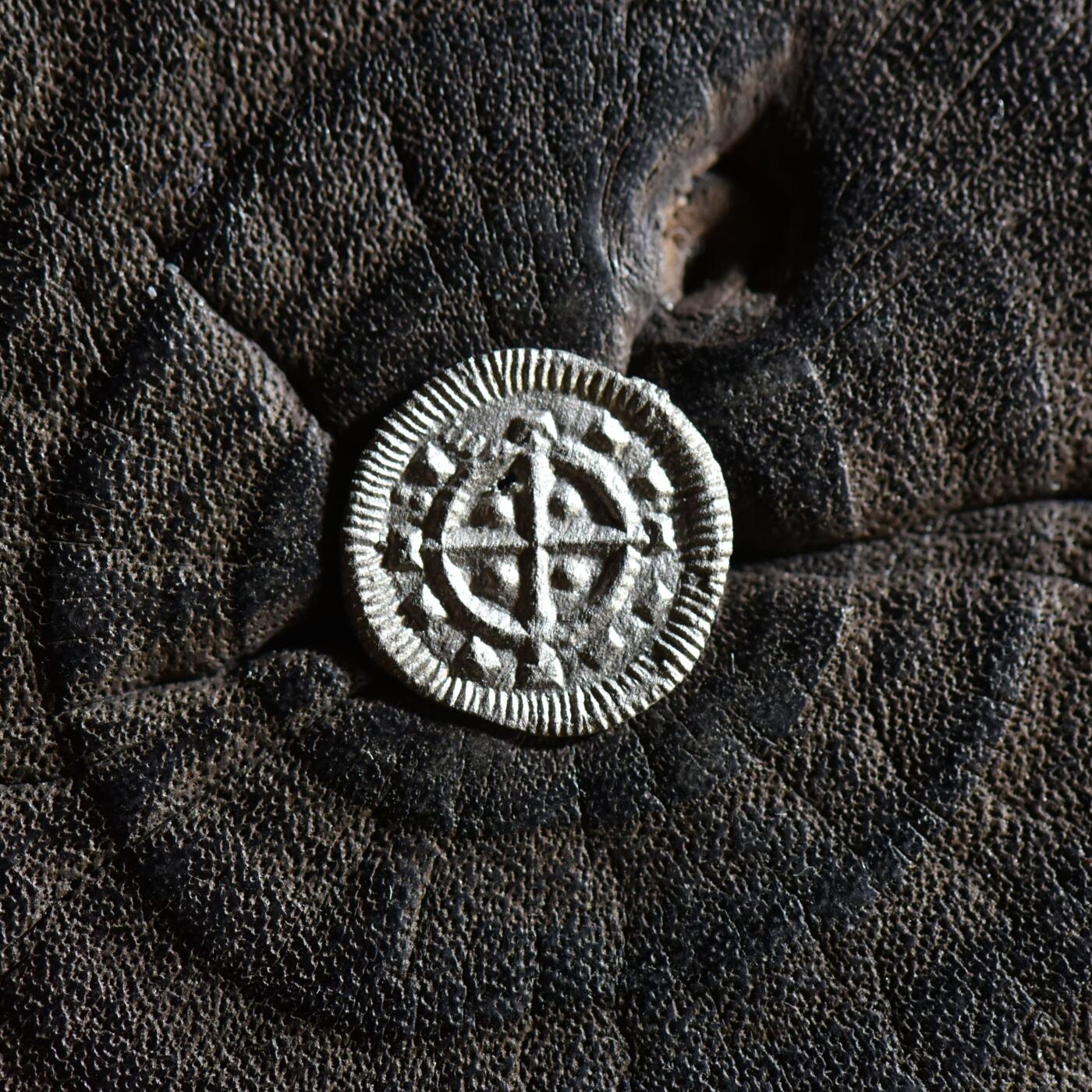 【良泉】【春节前最后一场】2月5日晚19.30点开拍！208组，本场结束后预存钱币的朋友请告知，将连同本场拍品一起邮寄，预祝诸位春节愉快！ 公元1131-1141年【中世纪】匈牙利，阿尔帕德王朝国王——贝拉二世 第纳尔【微型】银币，0.24克