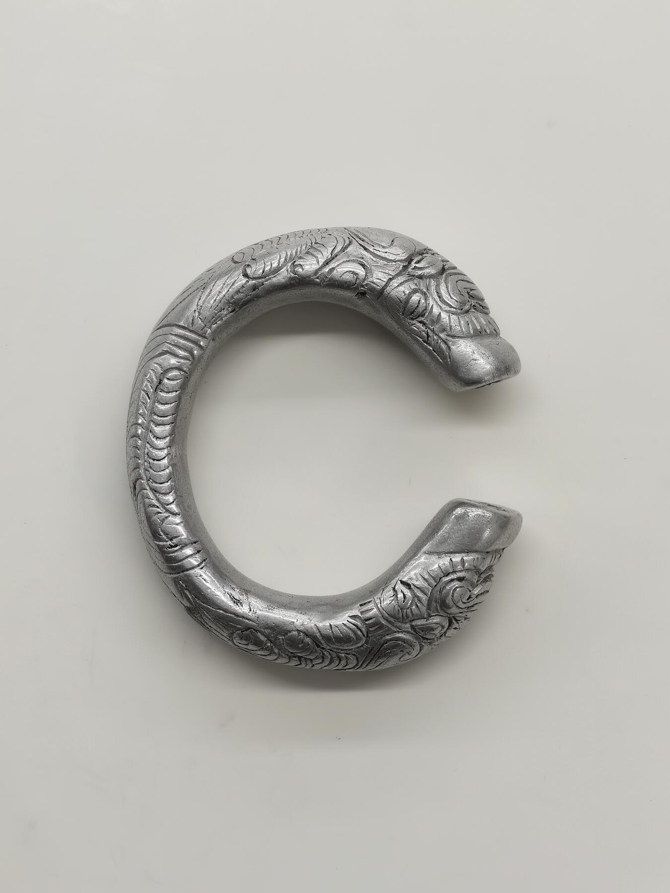 博洋堂世界钱币拍卖第156期（全场包邮） 民国苗族手镯，107克，材质不明