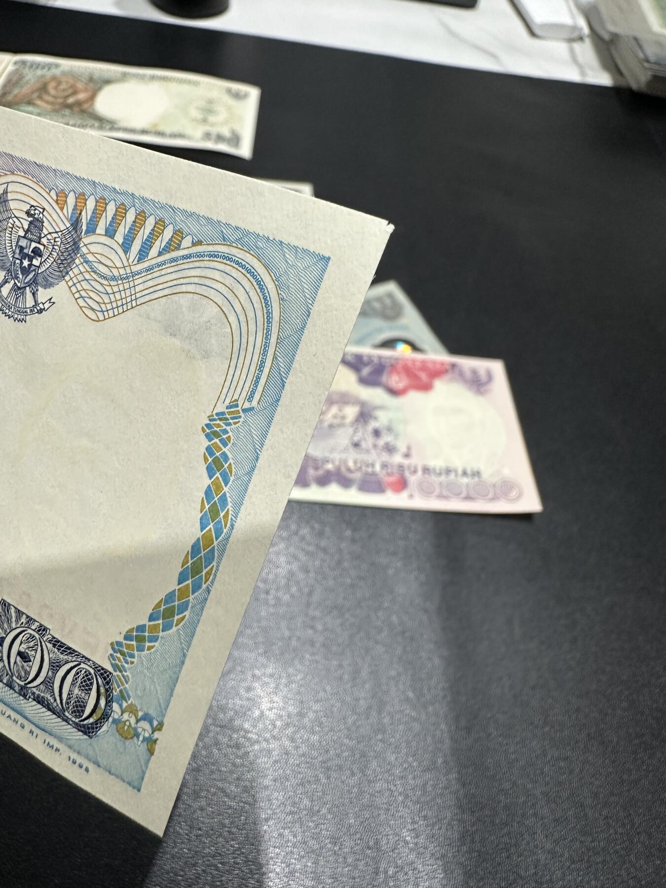 《外钞收藏家》第六百零一期（畅拍场）（本平台长期征集拍品、欢迎藏友们联系合作） 印度尼西亚1992年100-1万（婆罗浮屠）+1993年5万塑料钞苏哈托共六张  UNC 1000面额有个角瑕疵