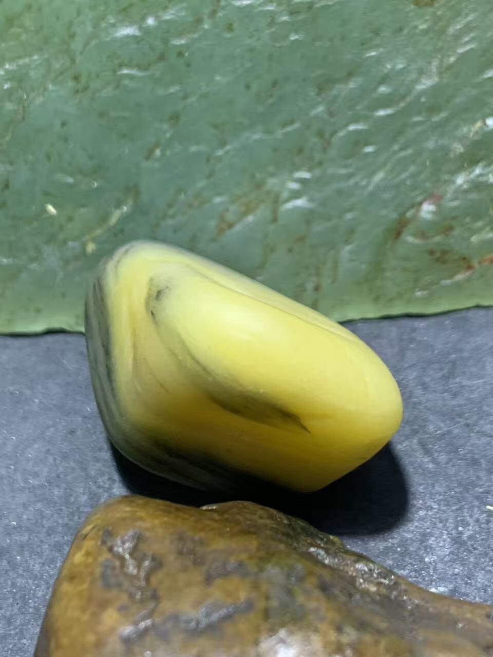 放福利！精美天然地表青花飘鸡油黄金丝玉籽料原石一块！