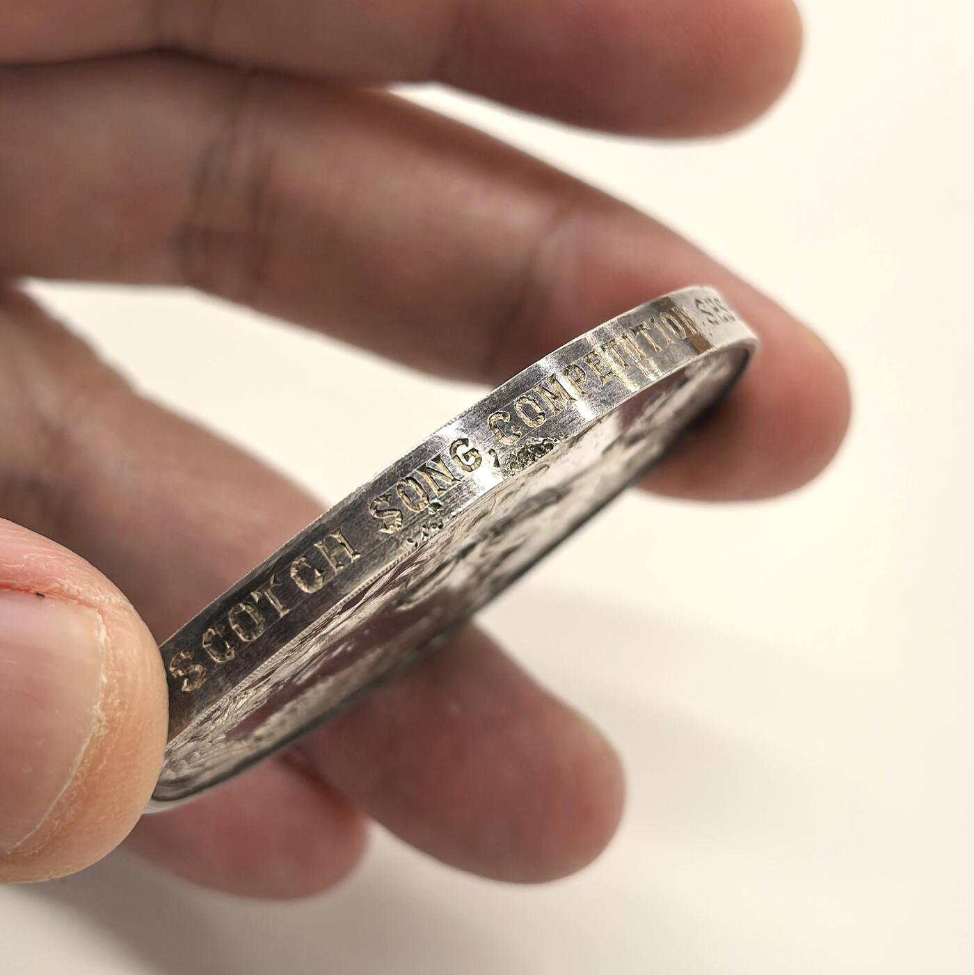 博洋堂世界钱币拍卖第156期（全场包邮） 1923年英国格拉斯哥城市音乐奖异形大银章，尺寸62 × 40mm，重56.2g，彩虹包浆，品相良好，背面一处小磕碰，带原盒