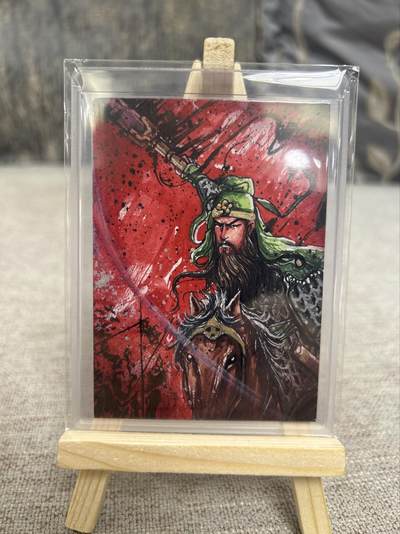 喜灰玩卡拍卖第三期限时免佣金，接代拍，免佣金帮卡友们拍卖，欢迎送拍，释放现金流，让自己有资金可以购买更多喜欢的卡牌，让别的卡友能淘到更多心仪的卡牌 - 枣糕手绘关羽卡（卡牌尺寸）