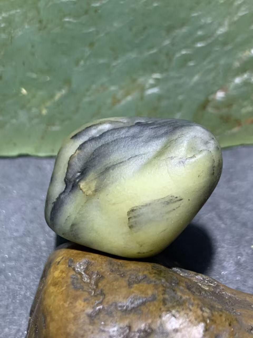 放福利！精美天然地表青花飘鸡油黄金丝玉籽料原石一块！