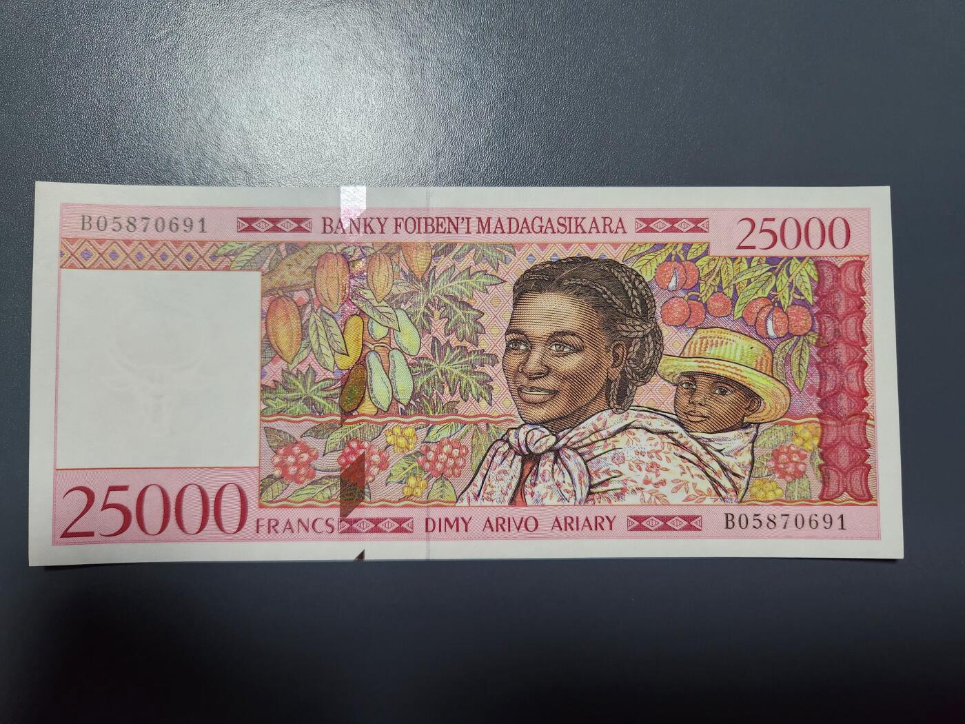 1月10号晚上8点 外国纸币自动截拍第82场 马达加斯加25000法郎纸币 1998年  全新