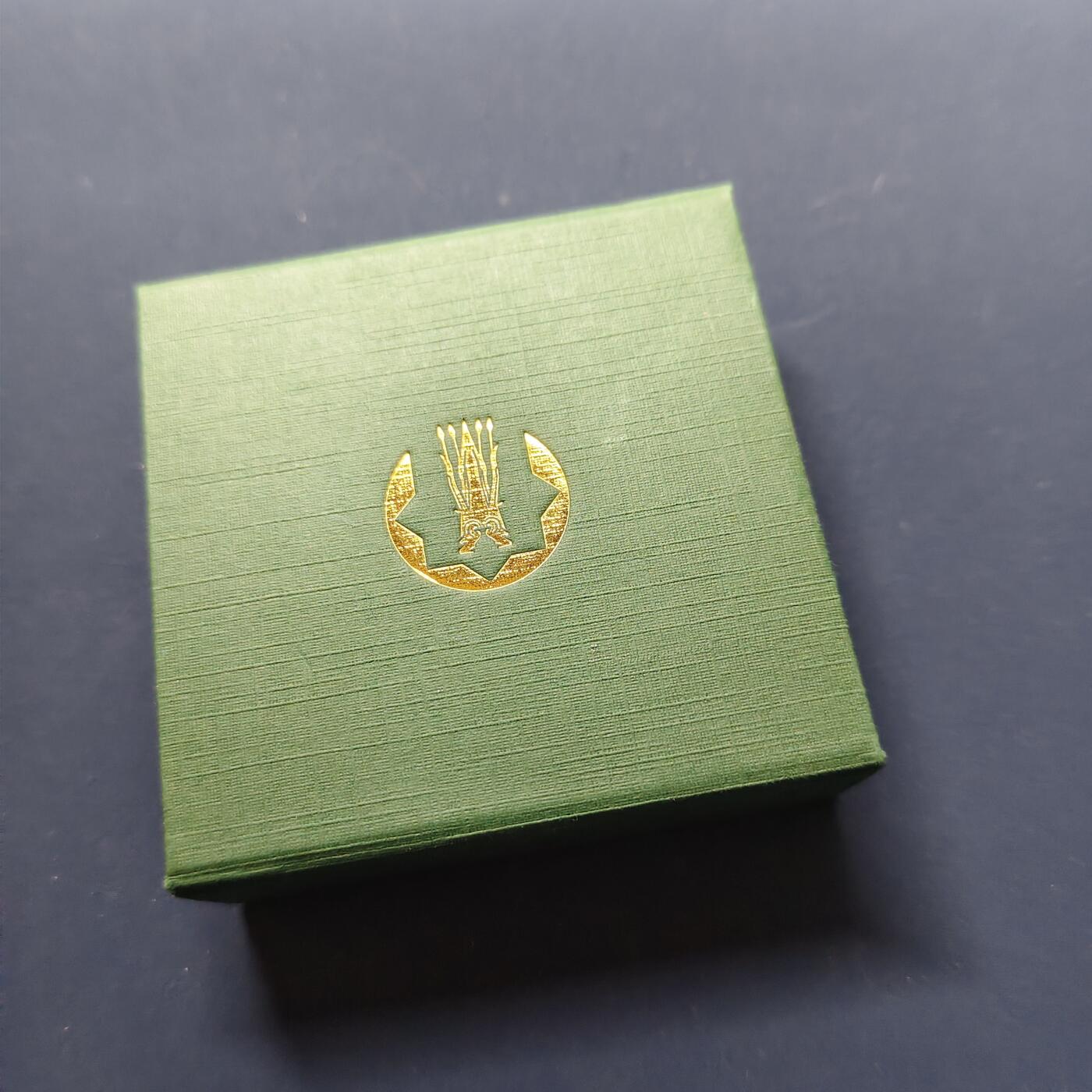 【全场包邮】纯粹捡漏拍493场 【少见】哈萨克斯坦2025年500腾格图腾马精制纪念币-原盒-量7000