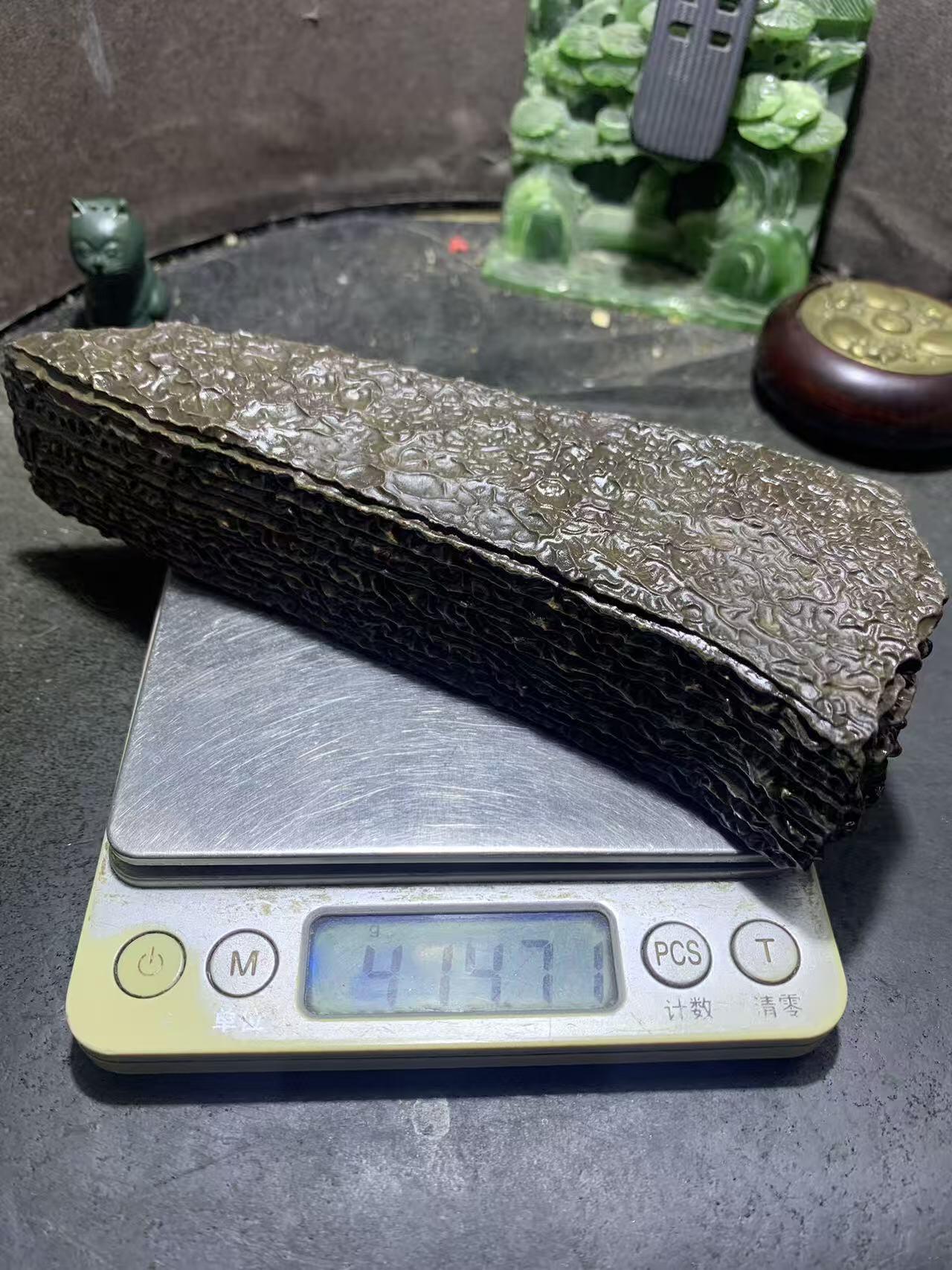 精美新疆满龙纹泥石方形原石把件（镇纸，摆件） 一块，