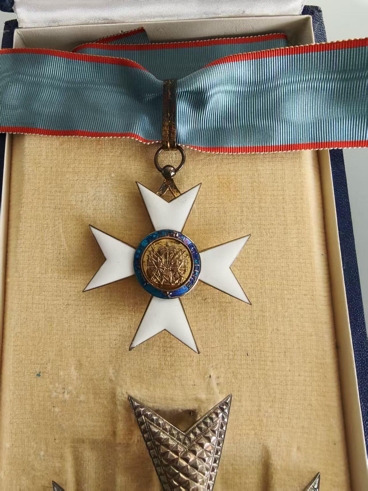 盛世勋华——号角文化勋章邮票专场拍卖第298期 海地共和国大军官级级功勋勋章 吊环和星芒杆带银标 两截短绶带 带原盒 盒子内衬上带法国珠宝商阿瑟贝特朗厂标 海地国家虽不怎么样但勋章都是国外珠宝商定做，工艺很好 古巴革命前生产的勋章工艺也非常好 号角18有专门介绍