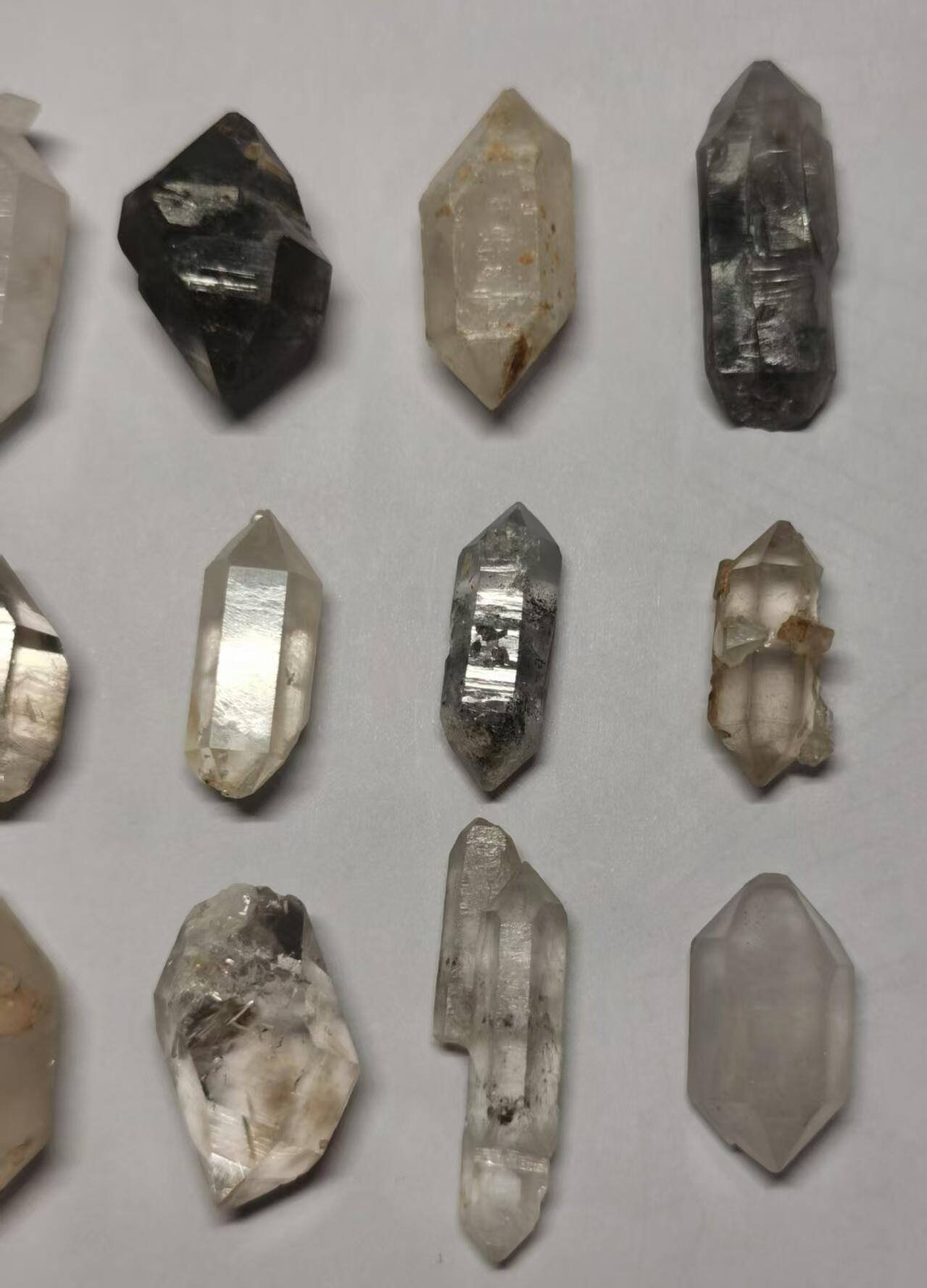 七河·世界钱币杂件水晶矿标小拍（总第33期） 藏家出品的X704（5）多品种云贵闪灵水晶原石一组共12颗