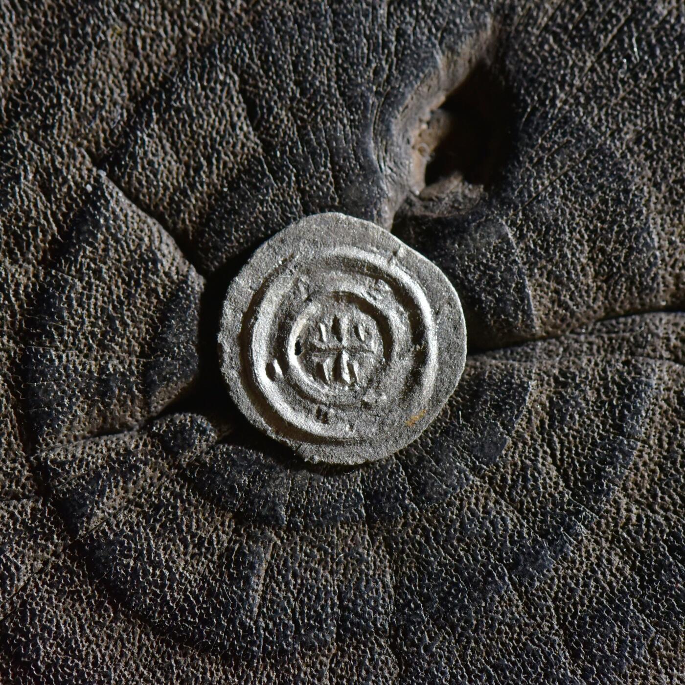 【良泉】【春节前最后一场】2月5日晚19.30点开拍！208组，本场结束后预存钱币的朋友请告知，将连同本场拍品一起邮寄，预祝诸位春节愉快！ 公元1131-1141年【中世纪】匈牙利，阿尔帕德王朝国王——贝拉二世 第纳尔【微型】银币，0.24克