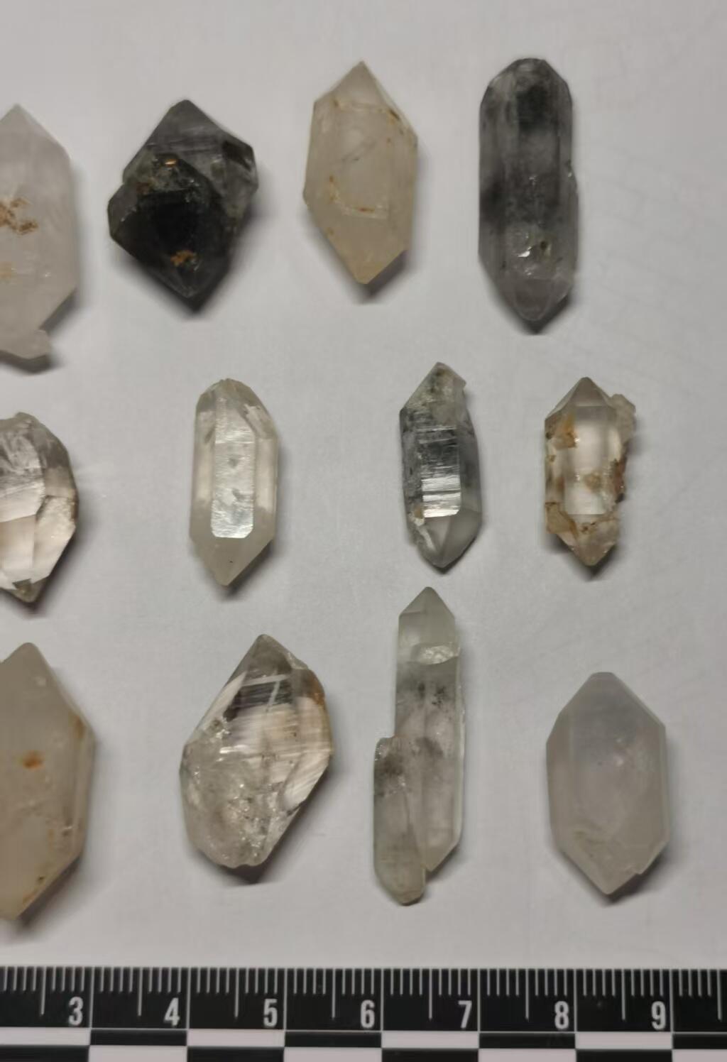 七河·世界钱币杂件水晶矿标小拍（总第33期） 藏家出品的X704（5）多品种云贵闪灵水晶原石一组共12颗