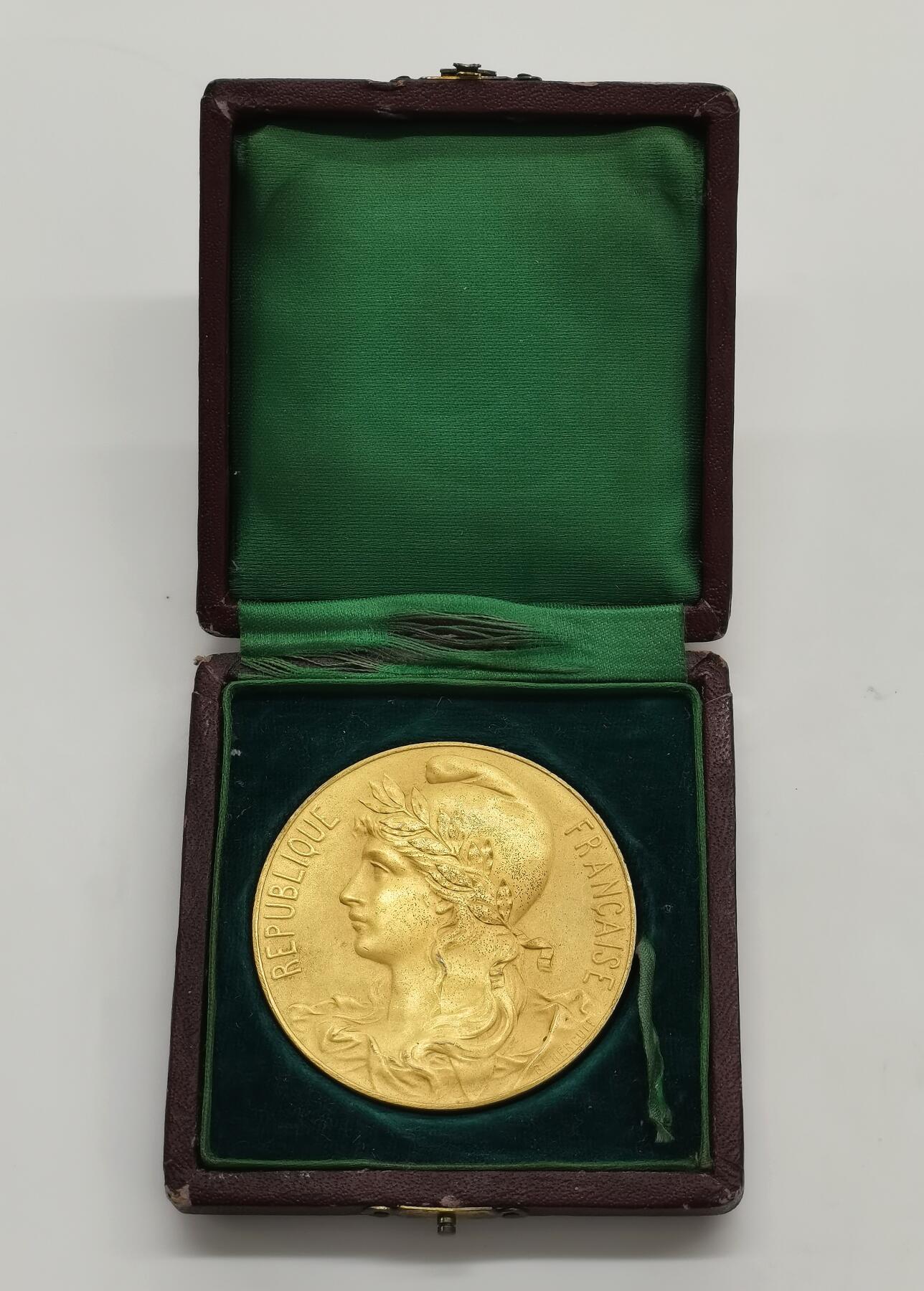 博洋堂世界钱币拍卖第156期（全场包邮） 1900年法国世博会镀金大铜章，直径50mm，设计精美，少见的一款1900世博章，带原盒