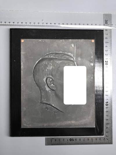 小驴勋章奖章收藏1月10日周六晚六点拍卖（珍爱和平，收藏战争，铭记历史，勿忘国耻，忠党爱国。有偿代拍，送拍规则在简介最后，参拍须阅读规则后再参拍，关系到运费包装发货时效真假辨别等关键信息，拍卖时不再发原图，看大图店主微信码在拍卖店铺介绍里） - 德三画家头像牌匾，锌合金镀银镶嵌在黑色漆木底座上，镀层氧化露出灰色锌合金底色但表面无划痕，非常早期签名样式，好品，我给的参考价是很实诚的参考价