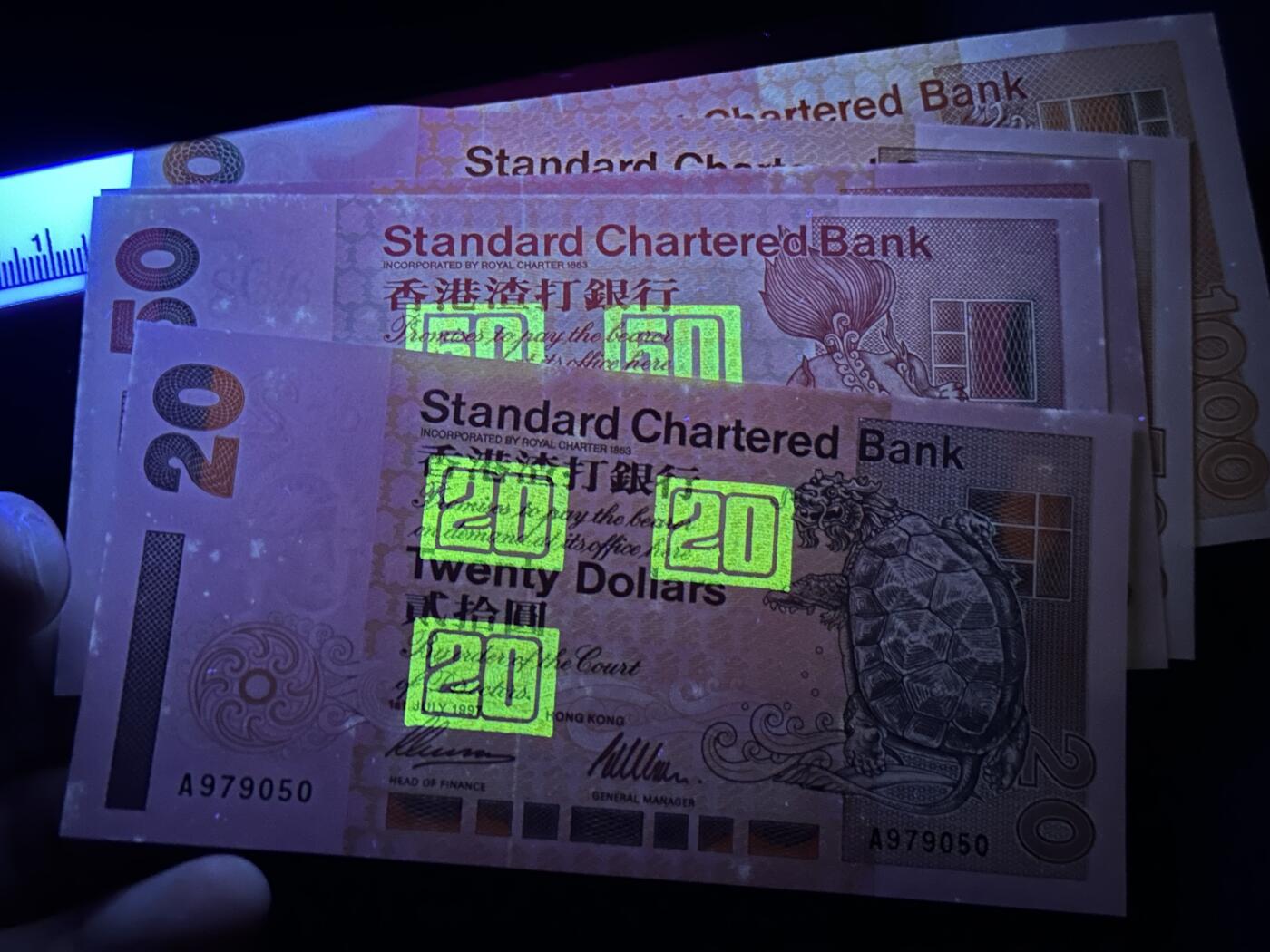 《外钞收藏家》第六百零一期（畅拍场）（本平台长期征集拍品、欢迎藏友们联系合作） 1997年香港渣打银行20-1000元 五张一起 全同号 全部是A冠 全新 有一些潮点