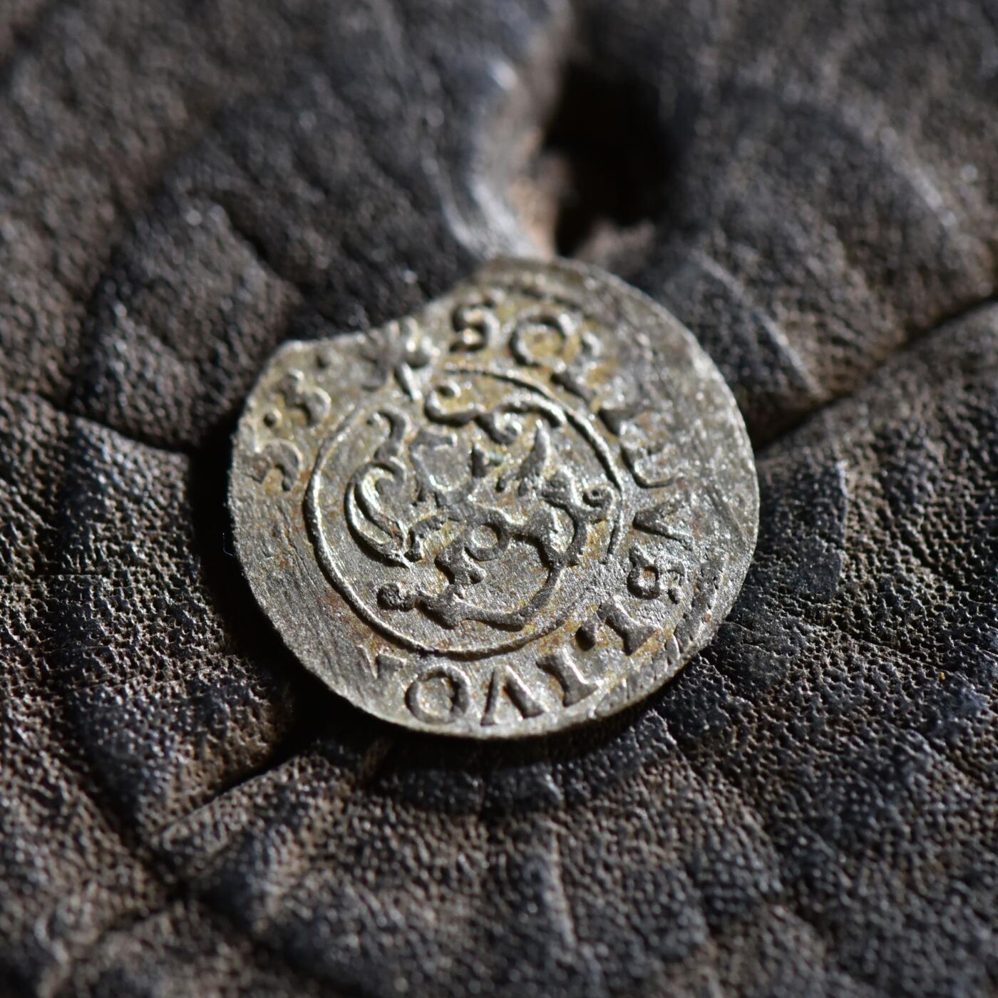 【良泉】【春节前最后一场】2月5日晚19.30点开拍！208组，本场结束后预存钱币的朋友请告知，将连同本场拍品一起邮寄，预祝诸位春节愉快！ 【美品】公元1653年【瑞典·利沃尼亚】克里斯蒂娜女王，银索利多，0.51克