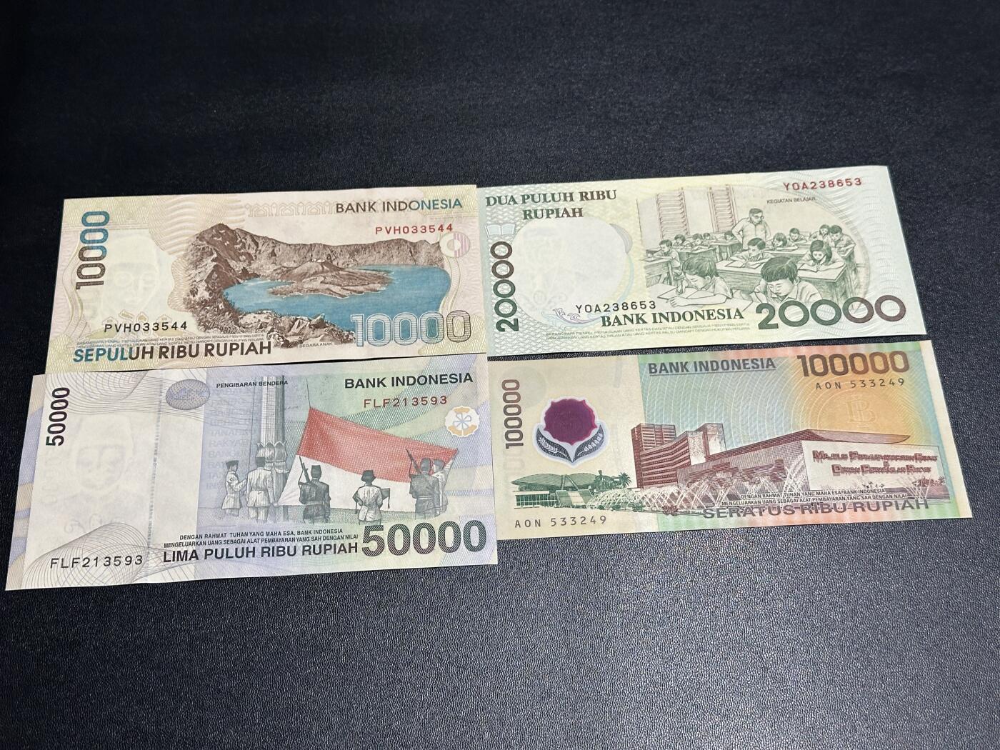 《外钞收藏家》第六百零一期（畅拍场）（本平台长期征集拍品、欢迎藏友们联系合作） 印度尼西亚1998-1999年4张一套（1万，2万，5万，10万塑料钞；最后的大票幅纸币）	UNC